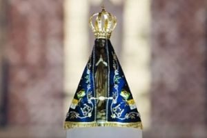 12aut2012_imagem_de_nossa_senhora_e_destaca_na_basilica_de_aparecida_interior_de_sao_paulo_durante_a-966570