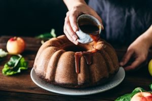 Bolo-de-cenoura-com-maca-Getty_-alvarez