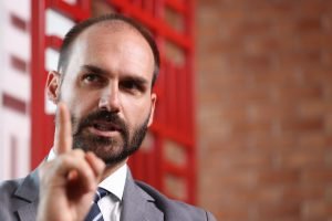 Deputado-Eduardo-Bolsonaro-PL-SP-e-entrevistado-pelo-colunista-Paulo-Cappelli-no-estudio-Metropoles-9-e1781889352669