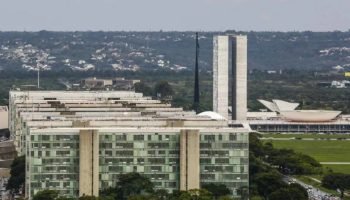 Esplanada-dos-Ministerios-de-Brasilia-compressed