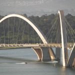 Lago-Paranoa-proximo-a-ponte-JK-em-dia-quente-e-seco-em-brasilia-1