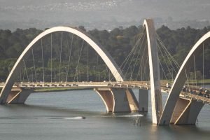 Lago-Paranoa-proximo-a-ponte-JK-em-dia-quente-e-seco-em-brasilia-1