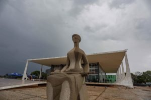aestatua-em-frente-ao-supremo-tribunal-federal-stf-e-a-escultura-a-justica-criada-em-1961-pelo-artista-plastico-mineiro-alfredo-ceschiatti-metropoles-1-scaled-1