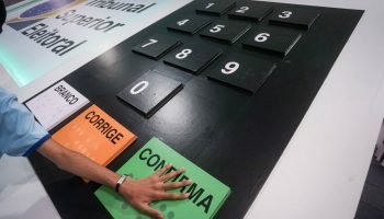 alunos-da-rede-publica-de-ensino-fazem-aulao-e-simulacao-de-voto-em-evento-de-30-anos-da-urna-eletronica-na-sede-do-tribunal-superior-eleitoral-tse-metropoles-6-scaled-1