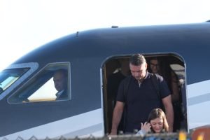 Flávio Bolsonaro pousa em Miami com esposa e filhas