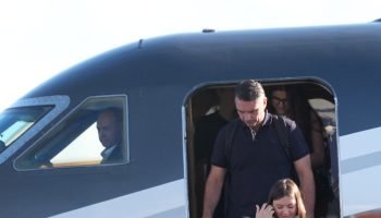 Flávio Bolsonaro pousa em Miami com esposa e filhas