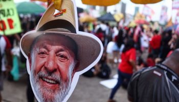 apoiadores-do-presidente-lula-participam-do-ato-bolsonaro-nunca-mais-ao-lado-da-biblioteca-nacional-de-brasilia-metropoles-2-scaled-1