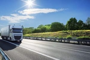 caminhao-de-transporte-de-cargas-percorrendo-rodovia-em-dia-ensolarado-660x330 (1)