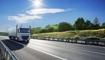 caminhao-de-transporte-de-cargas-percorrendo-rodovia-em-dia-ensolarado-660x330 (1)