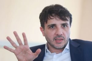 candidato-a-presidencia-da-republica-pelo-missao-renan-santos-e-entrevistado-pelo-metropoles-15-scaled-1