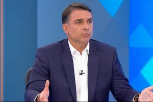 candidato-flavio-bolsonaro-durante-debate-no-jn-eleicoes-2026-metropoles-2-1-scaled-1