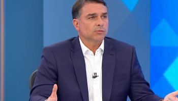 candidato-flavio-bolsonaro-durante-debate-no-jn-eleicoes-2026-metropoles-2-1-scaled-1