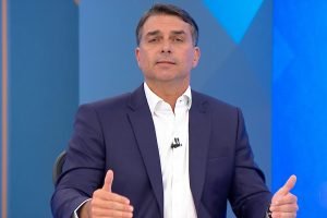 candidato-flavio-bolsonaro-durante-debate-no-jn-eleicoes-2026-metropoles-3-scaled-1