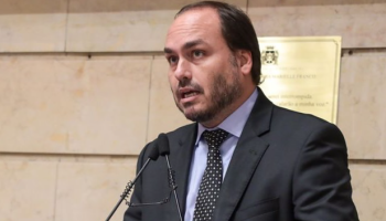 carlos-bolsonaronone.617x429_q85_crop