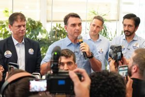 com-tarcisio-flavio-bolsonaro-fala-em-ser-presidente-de-transicao-durante-campanha-eleicoes-2026-metropoles-1-scaled-1