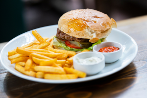 dia-do-hamburguer-versao-caseira-com-salada-crocante-fica-deliciosa