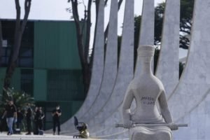 estatua-do-stf-pichada-com-perdeu-mane