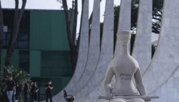 estatua-do-stf-pichada-com-perdeu-mane