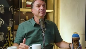 flavio-bolsonaro-com-boneca-de-nossa-senhora