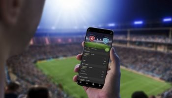 Unrecognizable Man Betting On Soccer Team. Foto: Freepik