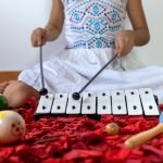 garota_latino_americana_tocando_xilofone_em_sua_aula_de_musica_668440_586_1_-37076279