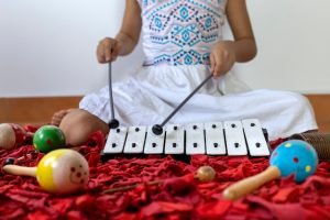 garota_latino_americana_tocando_xilofone_em_sua_aula_de_musica_668440_586_1_-37076279