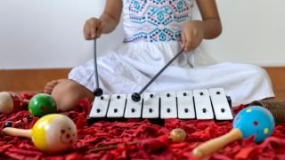 garota_latino_americana_tocando_xilofone_em_sua_aula_de_musica_668440_586_1_-37076279