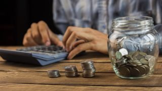 man_calculating_monthly_savings-37089491