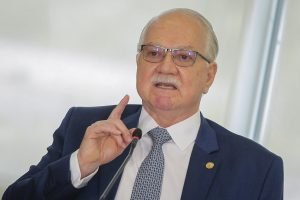 ministro-stf-edson-fachin-e-o-presidente-lula-durante-sancao-de-medidas-relacionadas-a-fundos-do-sistema-de-justica-no-palacio-do-planalto-metropoles-10-scaled-2
