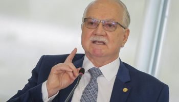 ministro-stf-edson-fachin-e-o-presidente-lula-durante-sancao-de-medidas-relacionadas-a-fundos-do-sistema-de-justica-no-palacio-do-planalto-metropoles-10-scaled-2