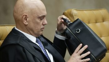 ministros-do-supremo-tribunal-federal-stf-andre-mendonca-e-alexandre-de-moraes-sentados-lado-a-lado-em-sessao-da-corte-apos-vazamento-de-conversa-do-ministro-com-vorcaro-metropoles-6-scaled-1