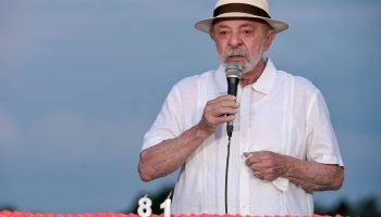 o-presidente-luiz-inacio-lula-da-silva-apaga-as-velas-do-bolo-e-se-emociona-durante-a-comemoracao-de-seu-aniversario-de-81-anos-no-palacio-da-alvorada-metropoles-3-scaled-1