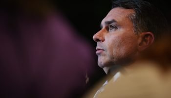 o-senador-flavio-bolsonaro-conversa-com-a-imprensa-apos-solicitar-um-novo-pedido-de-prisao-domiciliar-para-o-pai-condenado-por-tentativa-de-golpe-de-estado-metropoles-5-scaled-1