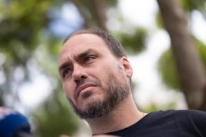 o-senador-flavio-bolsonaro-e-carlos-bolsonaro-durante-coletiva-no-frente-ao-hospital-df-star-onde-o-ex-presidente-jair-bolsonaro-esta-internado-metropoles-2-scaled-1