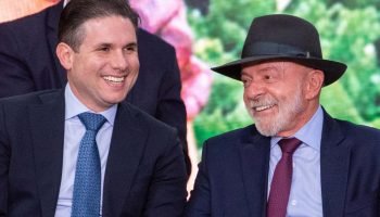 presidente-da-camara-dos-deputados-hugo-motta-conversa-com-o-presidente-luiz-inacio-lula-da-silva-durante-cerimonia-no-palacio-do-planalto-metropoles-3-scaled-1