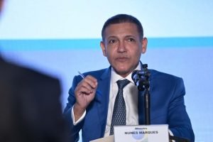 presidente-do-tribunal-superior-eleitoral-tse-ministro-kassio-nunes-marques-concede-entrevista-coletiva-apos-o-encerramento-da-apuracao-do-primeiro-turno-das-eleicoes-gerais-de-2026-1-scaled-1