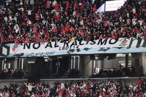 river-torcedor-morre-estadio