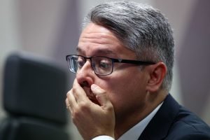 senador-alessandro-vieira-mdb-se-faz-leitura-do-relatorio-final-da-comissao-parlamentar-de-inquerito-cpi-do-crime-no-senado-federal-metropoles-2-scaled-1