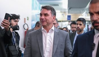 senador-e-candidato-a-presidencia-da-republica-flavio-bolsonaro-chega-sede-nacional-do-republicanos-em-brasilia-metropoles-5-scaled-1