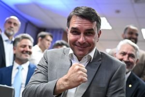 senador-e-candidato-a-presidencia-da-republica-flavio-bolsonaro-chega-sede-nacional-do-republicanos-em-brasilia-metropoles-6-scaled-1