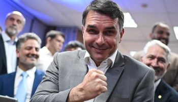 senador-e-candidato-a-presidencia-da-republica-flavio-bolsonaro-chega-sede-nacional-do-republicanos-em-brasilia-metropoles-6-scaled-1