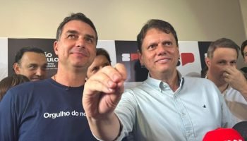 tarcisio-de-freitas-e-flavio-bolsonaro-juntos-em-evento-no-interior-de-sp