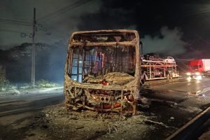 Ônibus incendiado em protesto no Ibura - Divulgação